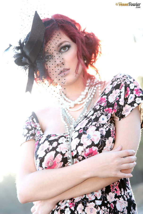 Pinup mammita finds herself at the beach an - XXX Dessert - Picture 3