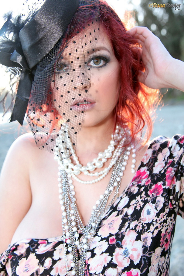 Pinup mammita finds herself at the beach an - XXX Dessert - Picture 6