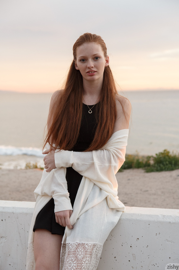 Alluring redhead chick posing seductively o - XXX Dessert - Picture 1