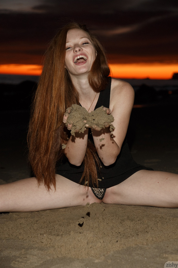 Alluring redhead chick posing seductively o - XXX Dessert - Picture 8