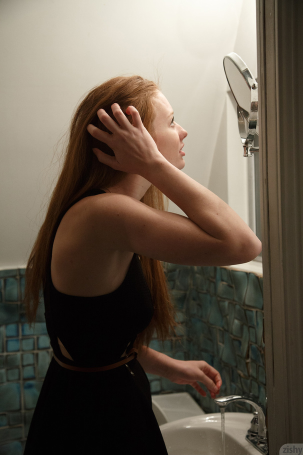 Alluring redhead chick posing seductively o - XXX Dessert - Picture 11