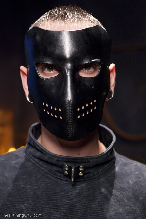 Man in a mask does a dark-skinned slut whil - XXX Dessert - Picture 3