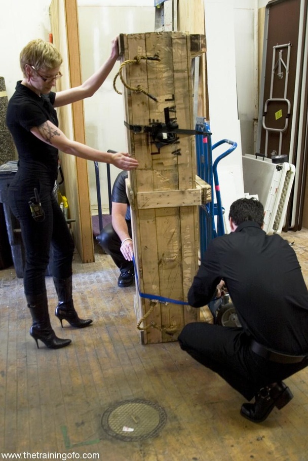 Caged cutie with dark hair licks dirty boot - XXX Dessert - Picture 2