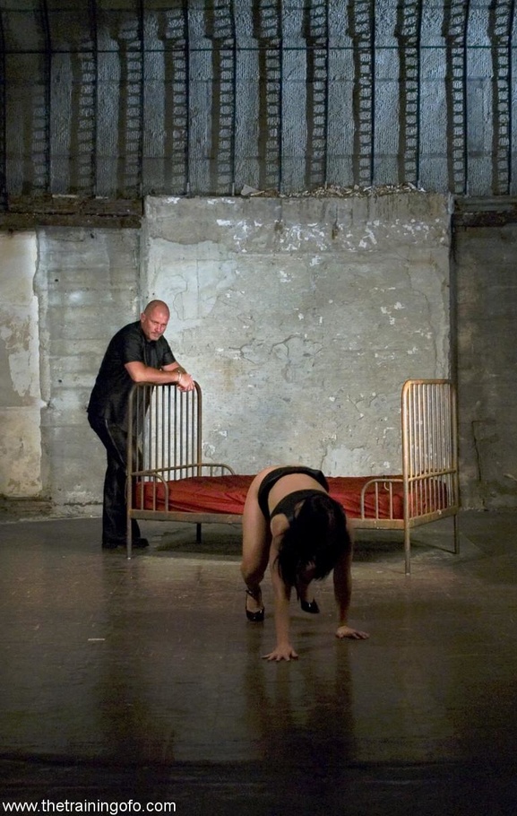 Caged cutie with dark hair licks dirty boot - XXX Dessert - Picture 8