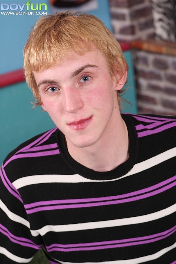 Pale dude flashes his skinny body and spreads his buttocks - XXXonXXX - Pic 2