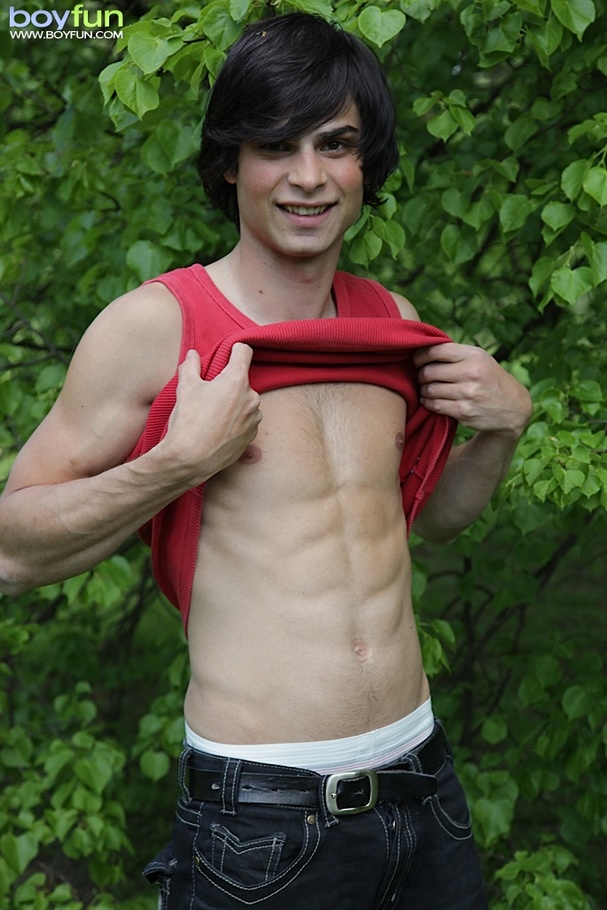 This dude doesn’t get stopped to yank his dick outdoors - XXXonXXX - Pic 3