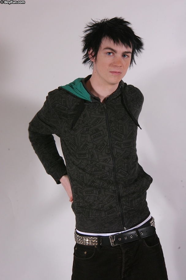 His friends left for a while and he thought it was better to jerk off in the picnic - XXXonXXX - Pic 1