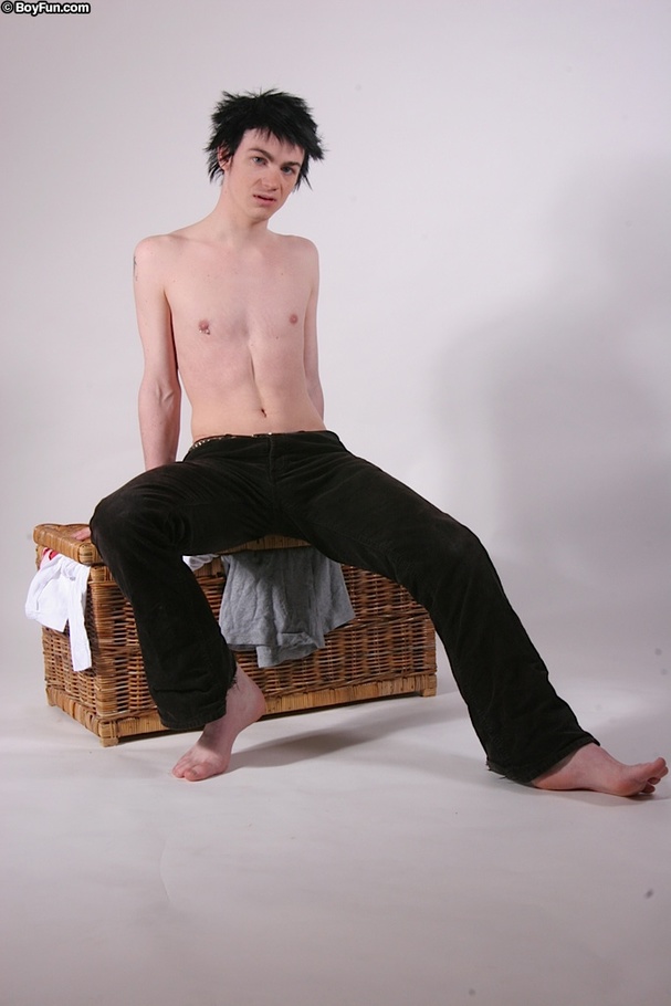 His friends left for a while and he thought it was better to jerk off in the picnic - XXXonXXX - Pic 6