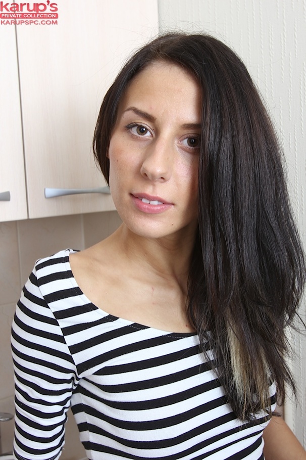 Gorgeous amateur spreads her snatch and mas - XXX Dessert - Picture 1
