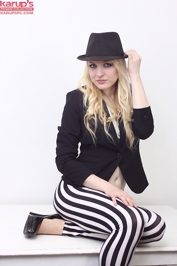 Classy blonde beauty strips down and flaunt - XXX Dessert - Picture 1