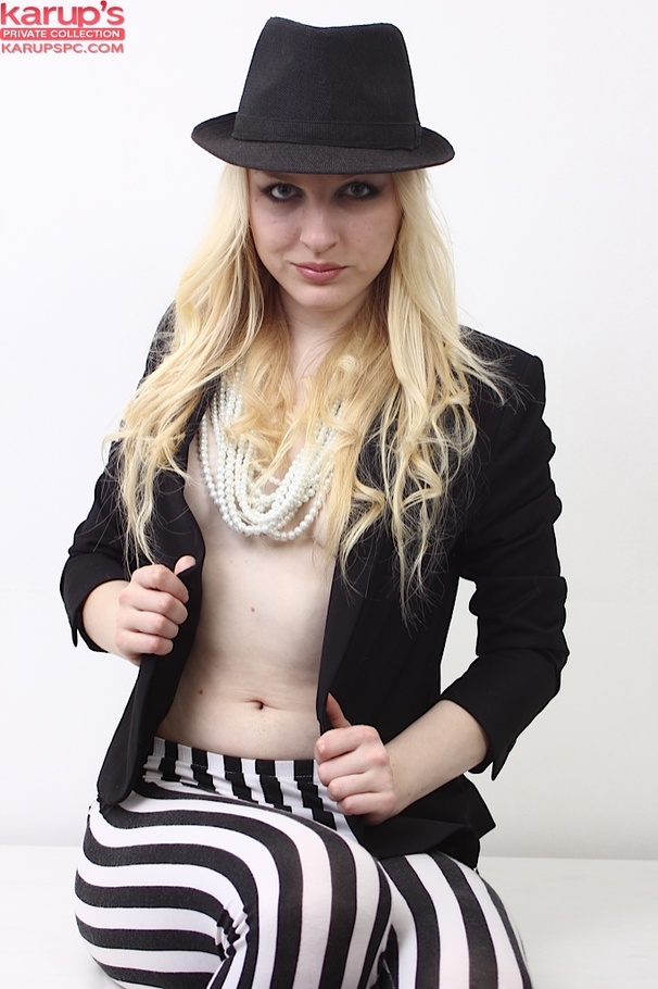 Classy blonde beauty strips down and flaunt - XXX Dessert - Picture 2