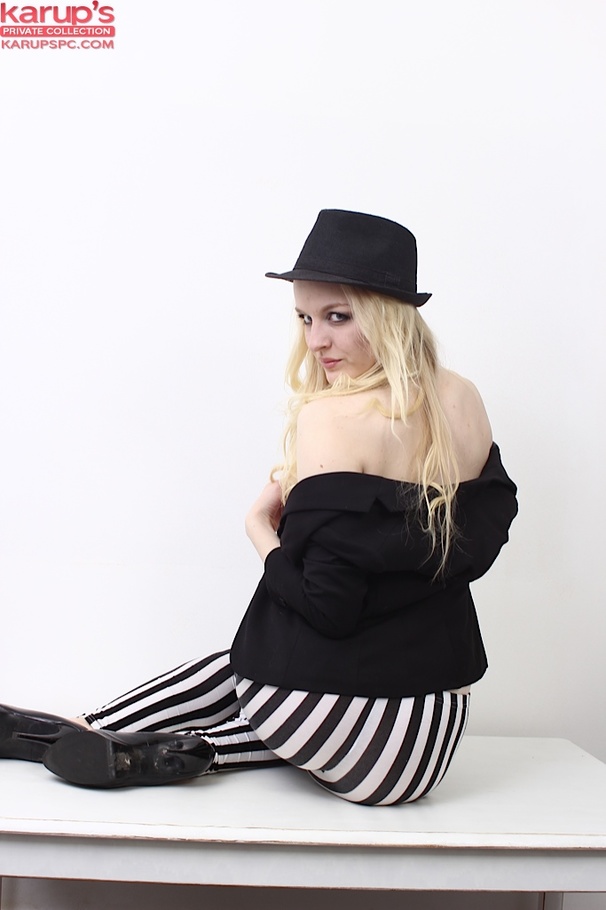 Classy blonde beauty strips down and flaunt - XXX Dessert - Picture 3