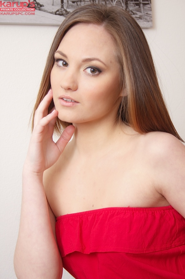 Flawless brown haired babe spreads her flap - XXX Dessert - Picture 1