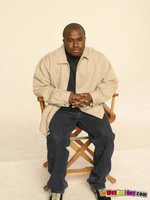 Black guy with muscular build shows of his  - XXX Dessert - Picture 1