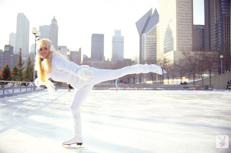 Dreamy blonde ice skater in white soaks big - XXX Dessert - Picture 1