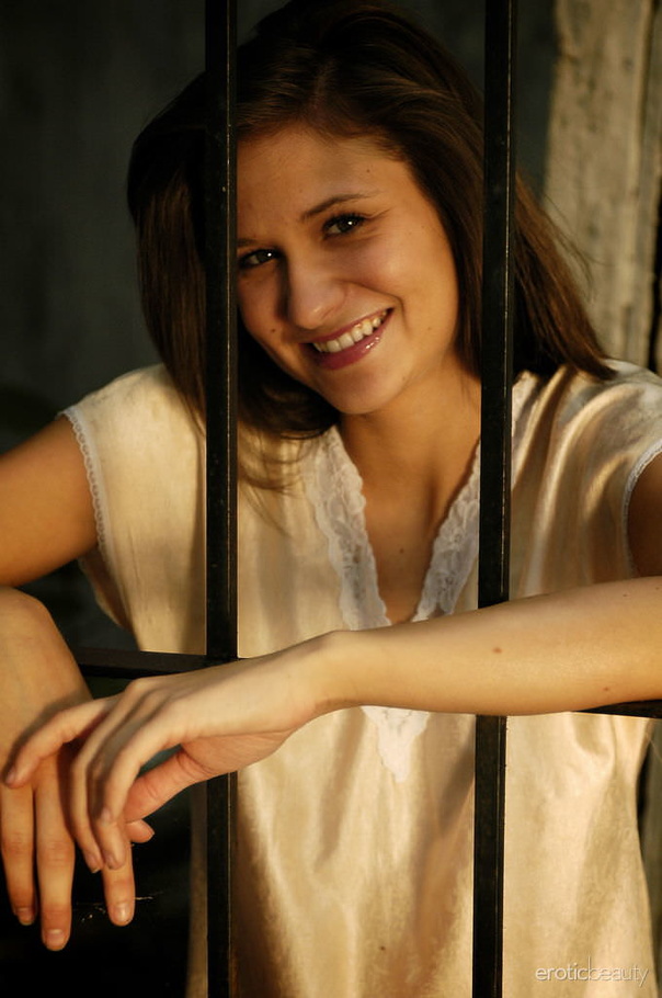 All-natural brunette poses naked in the aba - XXX Dessert - Picture 1