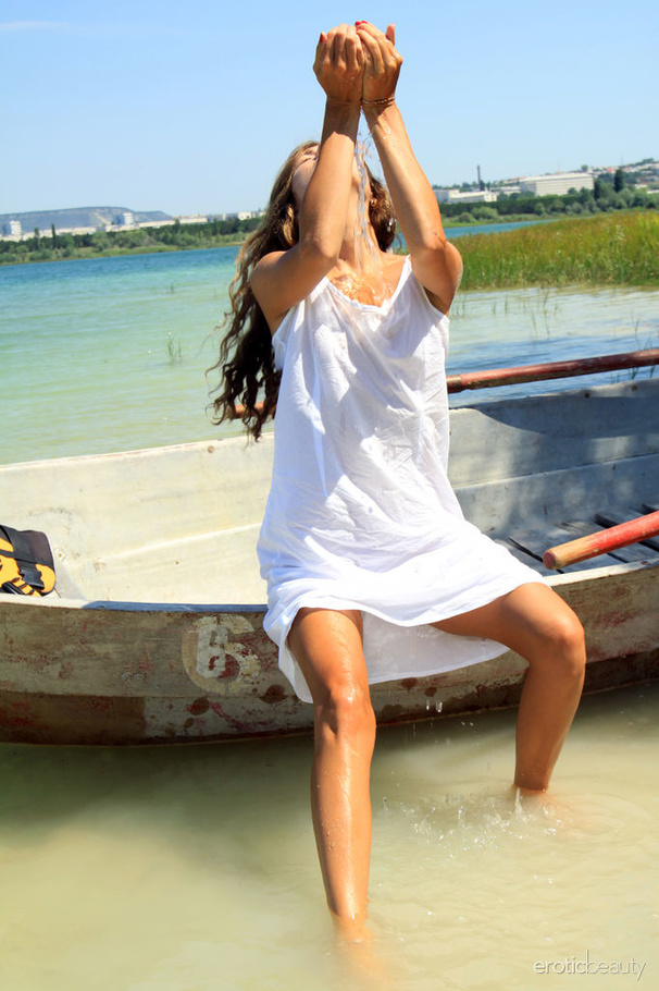 Curly-haired wild goddess poses naked in a  - XXX Dessert - Picture 2