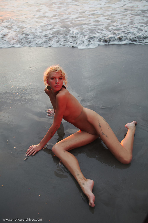 Artistic and aesthetic set on the beach wit - XXX Dessert - Picture 9