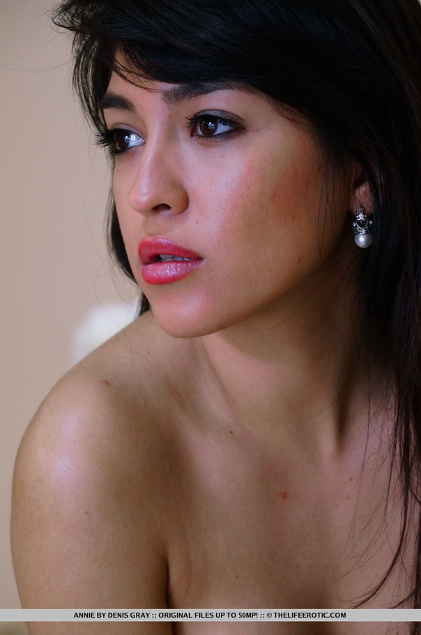 Sultry babe plays with her pussy on the bed - XXX Dessert - Picture 8