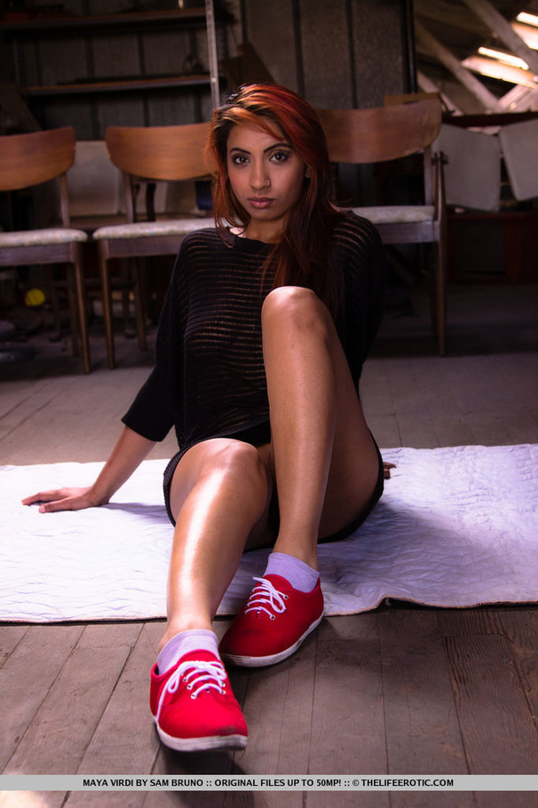 Exotic babe strips and teases her body on t - XXX Dessert - Picture 1