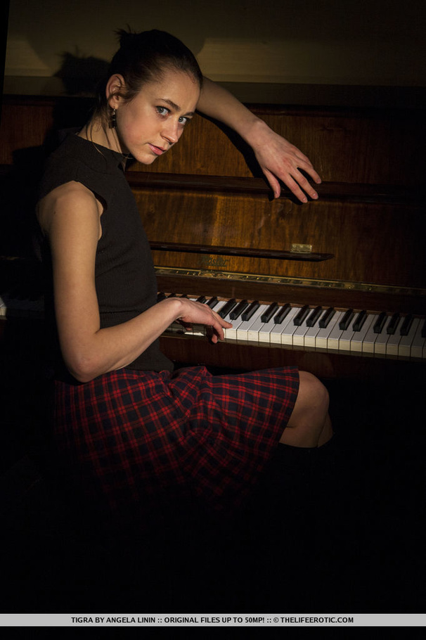 Girl shows off her body after a piano sessi - XXX Dessert - Picture 1