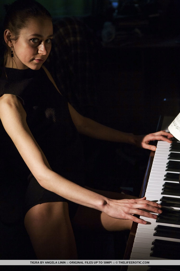 Girl shows off her body after a piano sessi - XXX Dessert - Picture 3