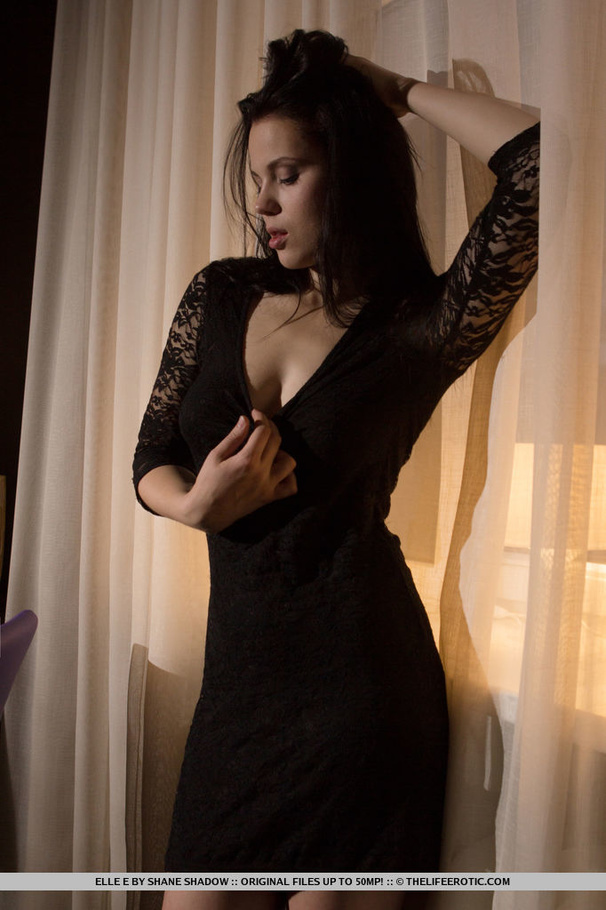 Sexy girl in tight dress rubs her clit on t - XXX Dessert - Picture 3