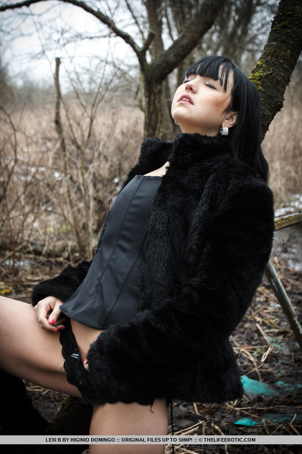 Horny black-haired slut spreads her lips ou - XXX Dessert - Picture 6