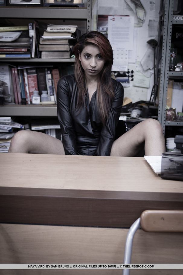 Exotic chick in black plays with herself in - XXX Dessert - Picture 3