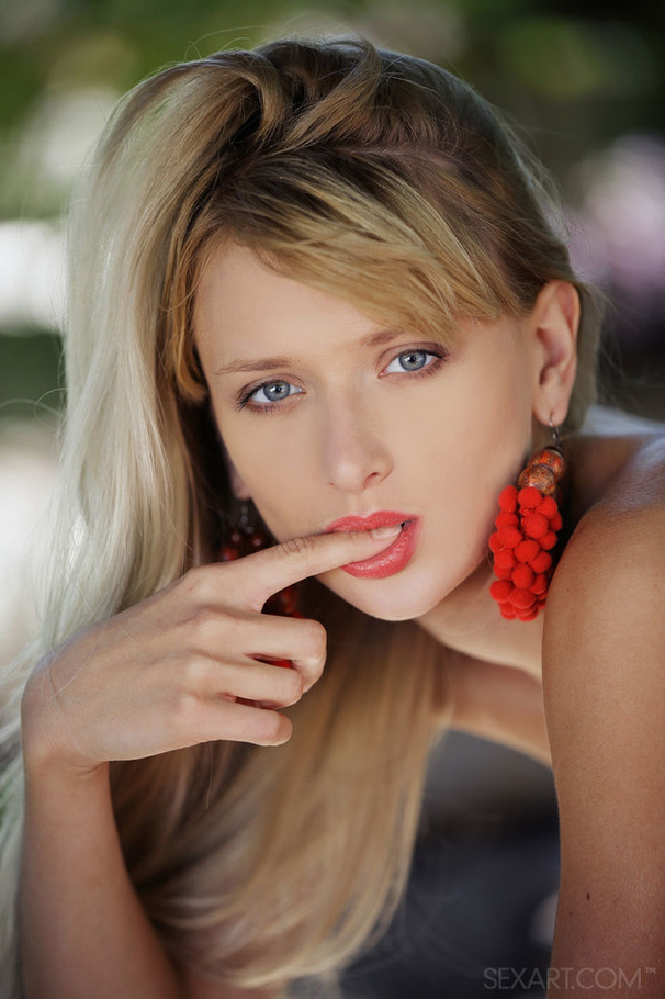 Blue-eyed blonde bombshell gets naked outsi - XXX Dessert - Picture 12