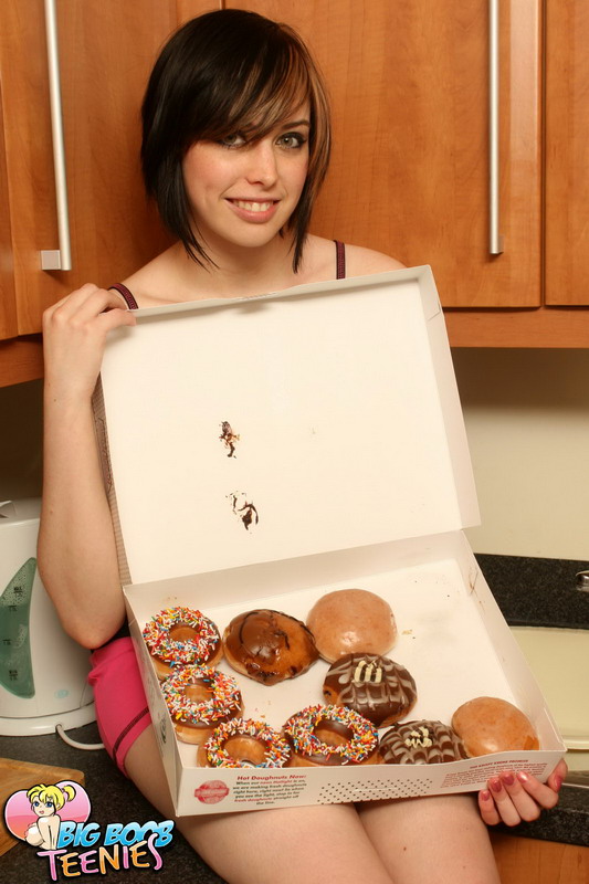 Cute brunette in black top and red shorts p - XXX Dessert - Picture 2
