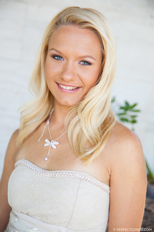 Blonde babe shows off her sexy bubble butt  - XXX Dessert - Picture 7