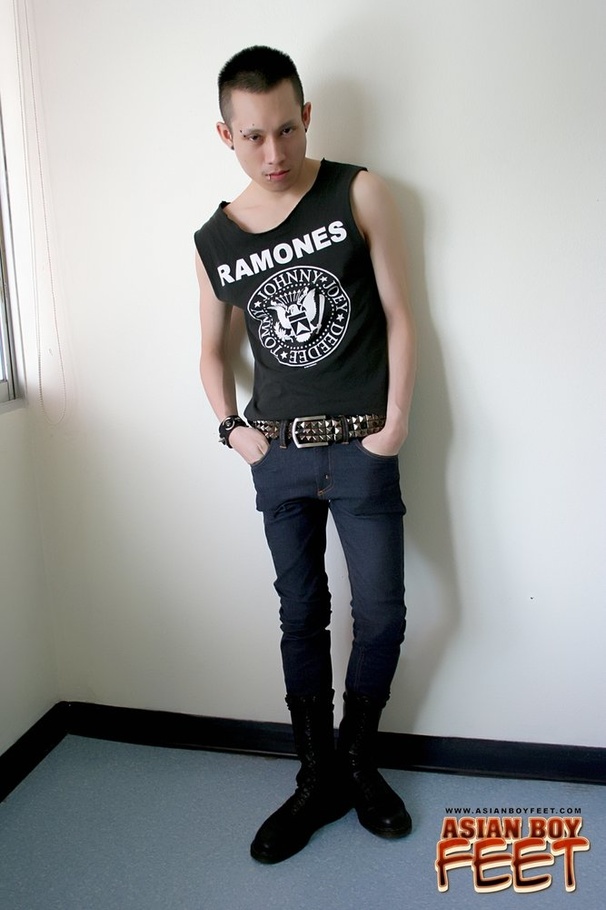 Asian dude pose his stud body before he slo - XXX Dessert - Picture 2