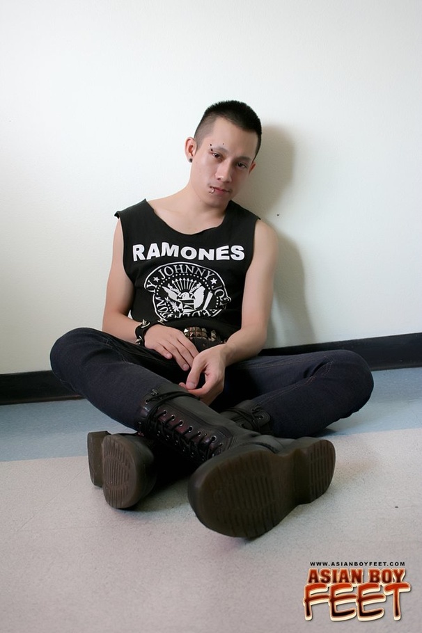 Asian dude pose his stud body before he slo - XXX Dessert - Picture 3