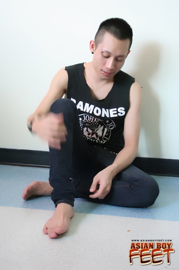 Asian dude pose his stud body before he slo - XXX Dessert - Picture 4