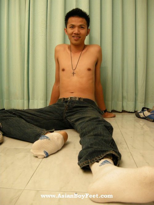 Asian dude peels off his white socks and di - XXX Dessert - Picture 1