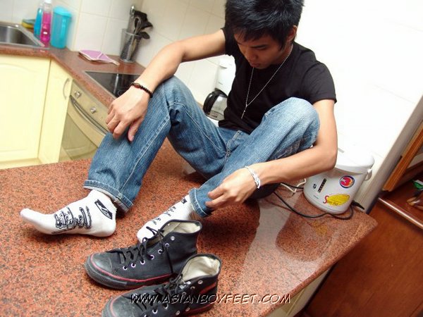 Handsome Asian stud takes off his black shi - XXX Dessert - Picture 4