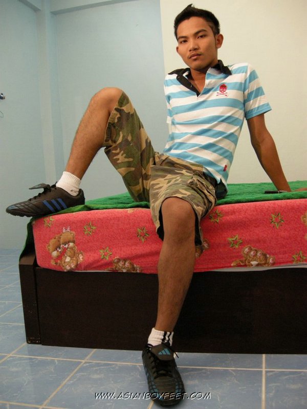 Hot Asian pose his skinny body on a green b - XXX Dessert - Picture 1