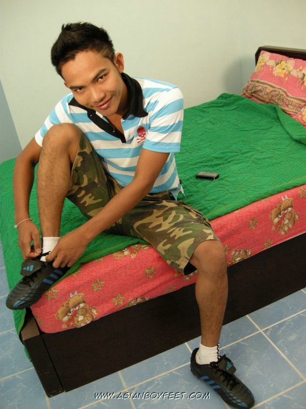 Hot Asian pose his skinny body on a green b - XXX Dessert - Picture 3