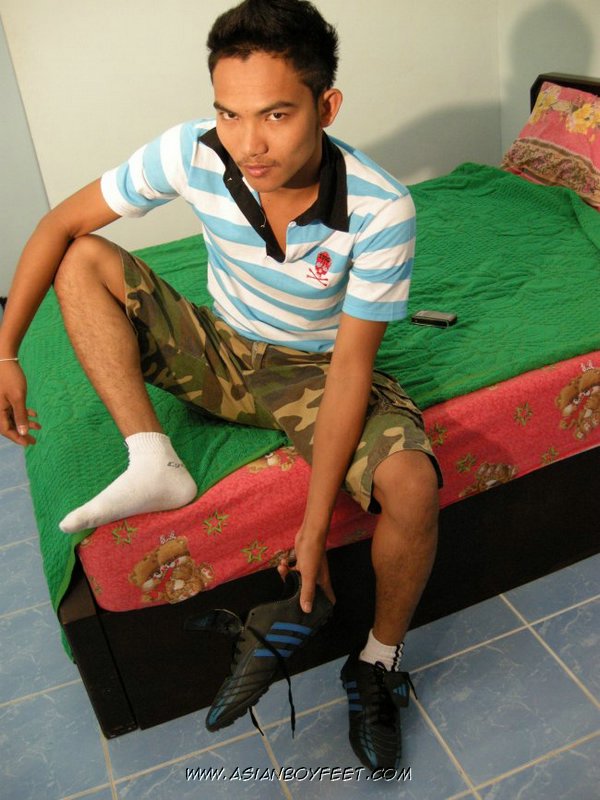 Hot Asian pose his skinny body on a green b - XXX Dessert - Picture 5