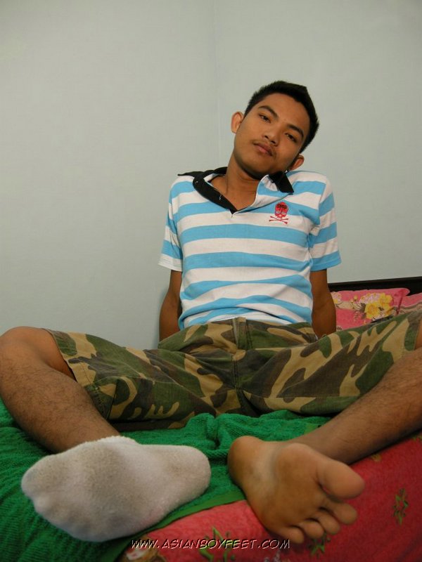 Hot Asian pose his skinny body on a green b - XXX Dessert - Picture 11