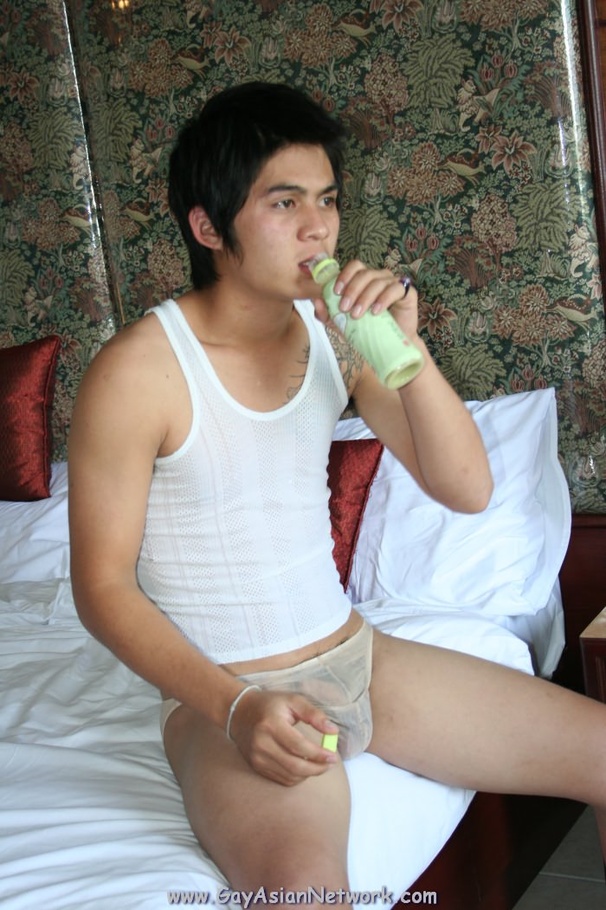 Handsom Asian displays his hunk body on a w - XXX Dessert - Picture 3
