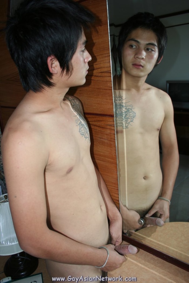 Handsom Asian displays his hunk body on a w - XXX Dessert - Picture 8