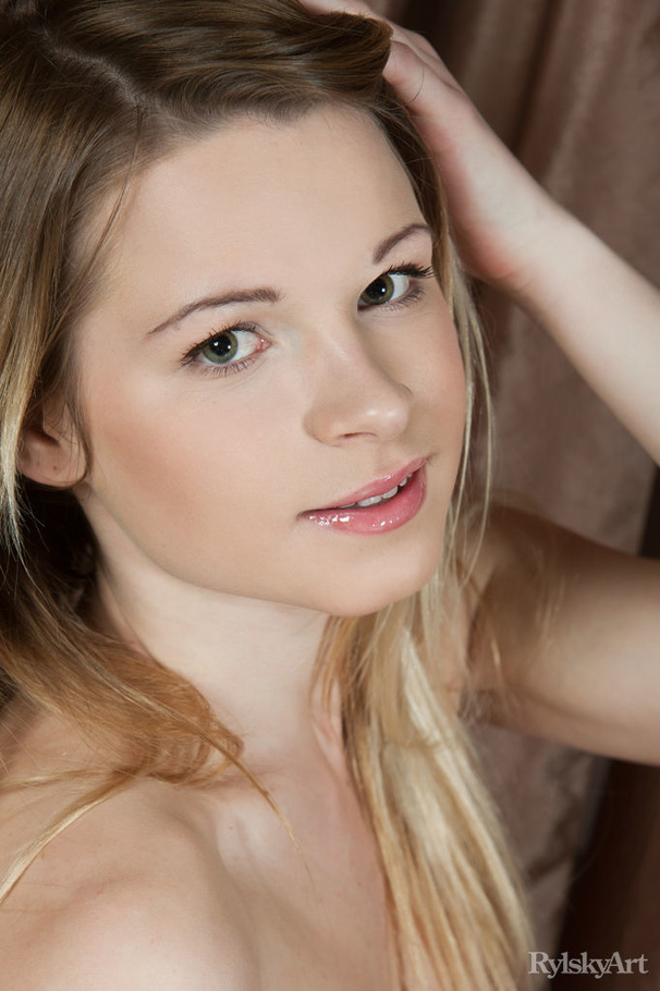 Blonde excitingly takes off black peignoir  - XXX Dessert - Picture 1