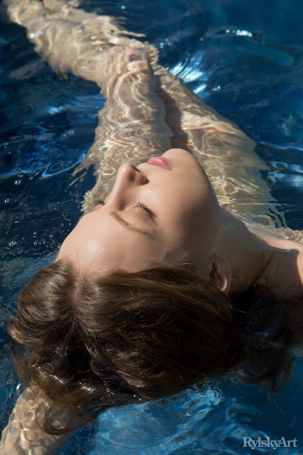 Gorgeous chick shows her body in swimming p - XXX Dessert - Picture 7