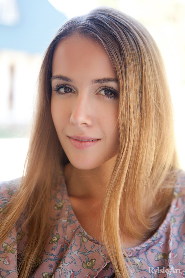 Blonde in short summer dress excitingly pos - XXX Dessert - Picture 2