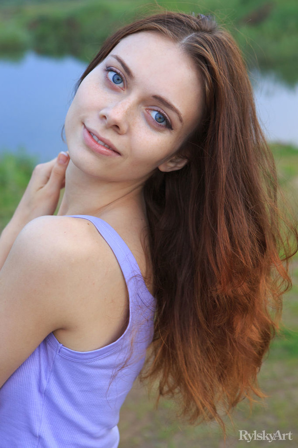 Round assed babe hotly bends outdoors on la - XXX Dessert - Picture 1