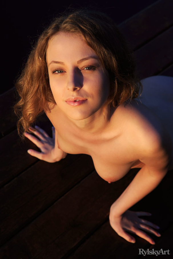 Teen babe shows off her body outdoors on st - XXX Dessert - Picture 4