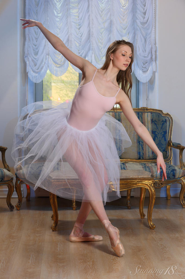 Innocent chick ballerina wears pointed shoe - XXX Dessert - Picture 3