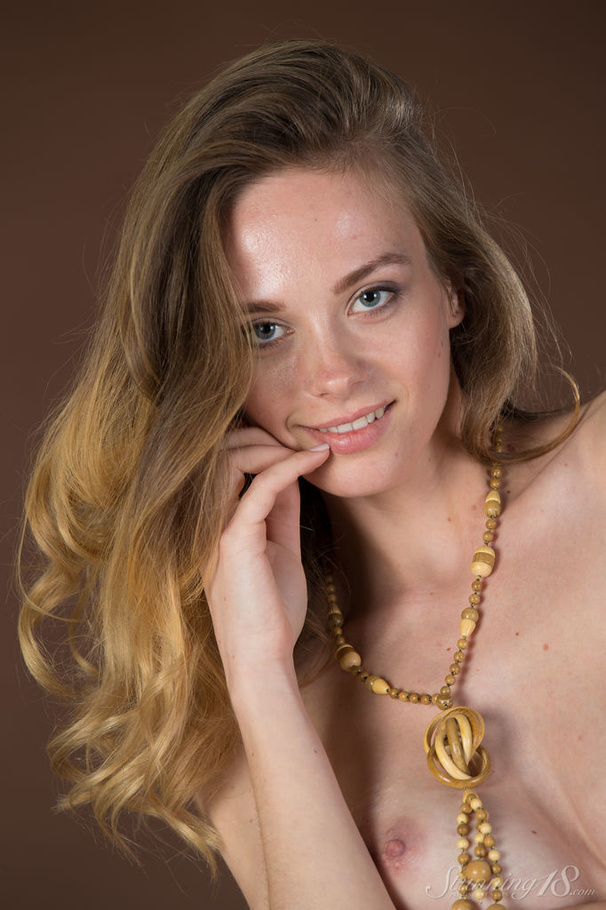 Sexy woman pose naked for the camera infron - XXX Dessert - Picture 16